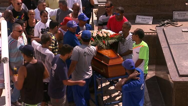 Corpo de Ronaldo Severino da Silva, de 60 anos, foi enterrado no Cemitério São João Batista