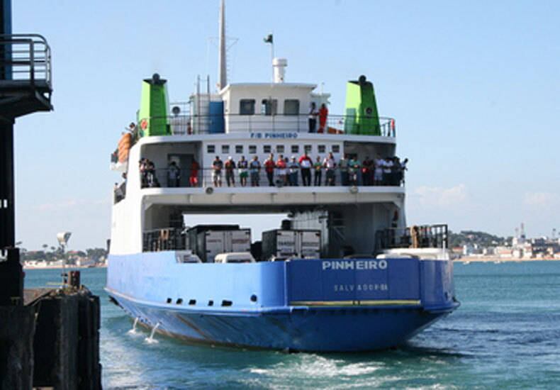 Ferry boat está funcionando com o sistema bate-volta com cinco embarcações