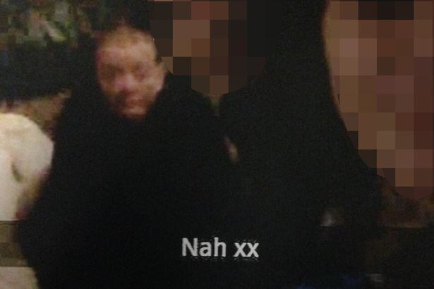 As meninas, então com idades entre 13 e 14 anos, são acusadas de causar 100 lesões na vítima quando ela foi atacada em sua casa. Angela tinha 39 anos e era uma mulher vulnerável. Ambas teriam tirado uma selfie com a vítima (foto) antes dela ser morta 

