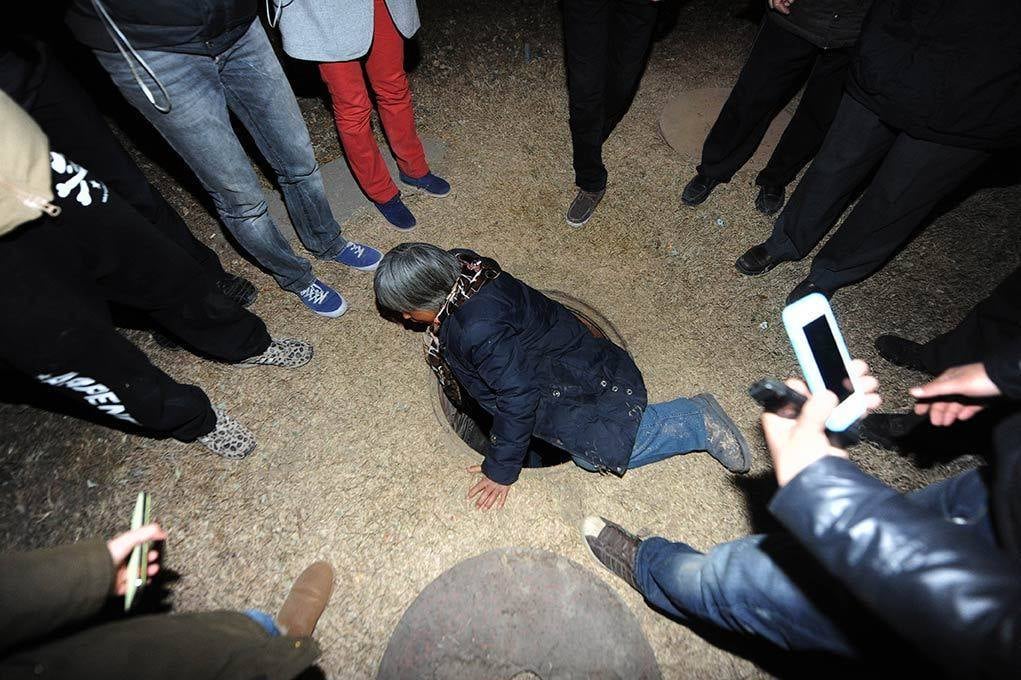 Nos
últimos 20 anos, a chinesa Quan Youzhi, de 66 anos, levantou diariamente a
tampa de um bueiro de 10 kg, pelas manhãs.  Horas mais tarde, ela descia os 3 m
de escada para passar a noite no local. 


Não, Quan
não trabalhava no lugar. O bueiro acima era chamado por ela de “lar” — até a
polícia descobrir sua casa e tirá-la de lá.



Nas
imagens a seguir, conheça a história de Quan, e o esgoto onde ela morou nos últimos
20 anos