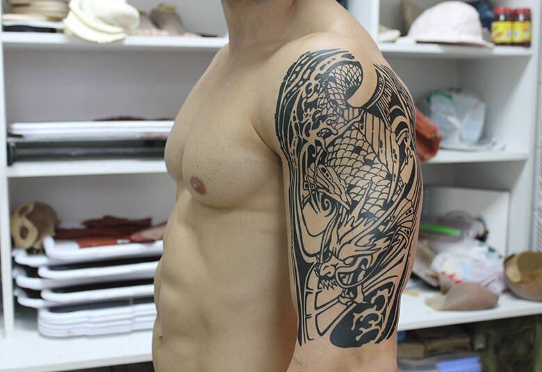 O dragão
foi uma surpresa de madeira para Raphael. Ele tem corpo de carpa e asas

+ Laíza vai atrás de Iago e provoca Priscila. Assista!
+ “Fãs fazem campanha na internet para Jorge encontrar um amor”, conta André di Mauro
+ Será que Marcos Pitombo esconde tatuagem no corpo sarado? Descubra!



