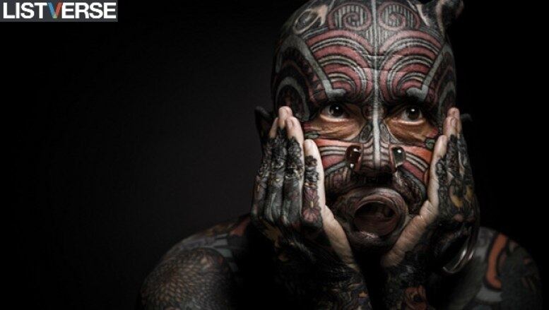 Etienne Dumont, nascido na Suíça, fez de tudo para se transformar em uma
"obra de arte viva". Dumont cobriu seu corpo com tatuagens de estampas
étnicas, colocou chifres na testa e alargadores de orelha. O charme
principal do "artista" são os piercings no lábio e no nariz
