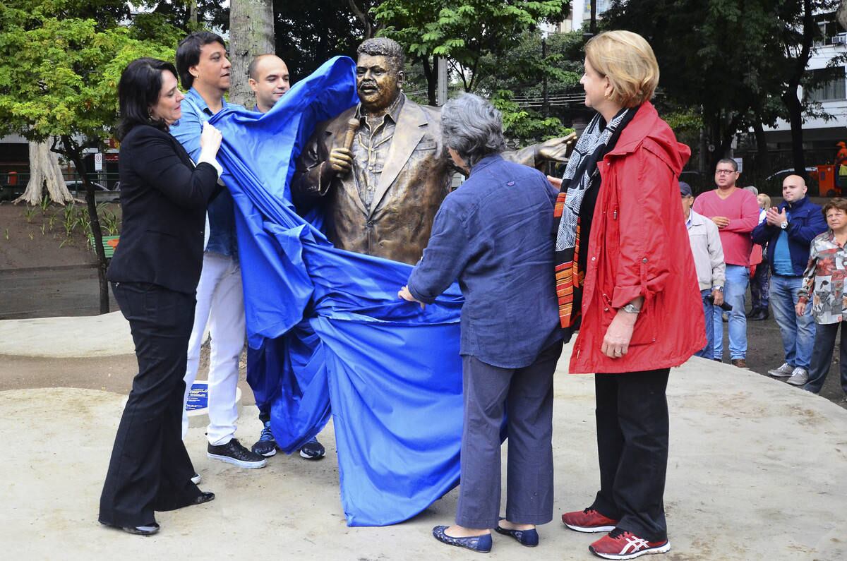 A estátua foi instalada na quarta-feira (17) por funcionários da Secretaria de Conservação e Serviços Públicos e ficou coberta até esta manhã