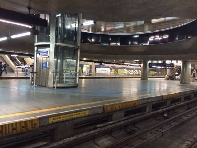 A estação Sé, que costuma ser lotada, ficou vazia
