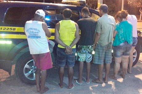 Quatro homens e duas mulheres foram flagrados saqueando a carga