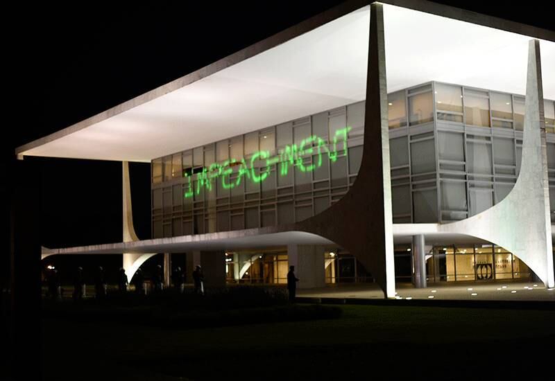 O trânsito foi interrompido por volta de 19h e as seis faixas da pista foram fechadas nos dois sentidos. Os manifestantes exibem uma imensa faixa preta com os dizeres: "Dilma mentirosa. A paciência acabou. Fora Dilma. Lula chefe da quadrilha. Cadeia nele".