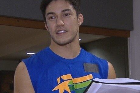 Arthur Nory participa de ensaio de musical durante reportagem