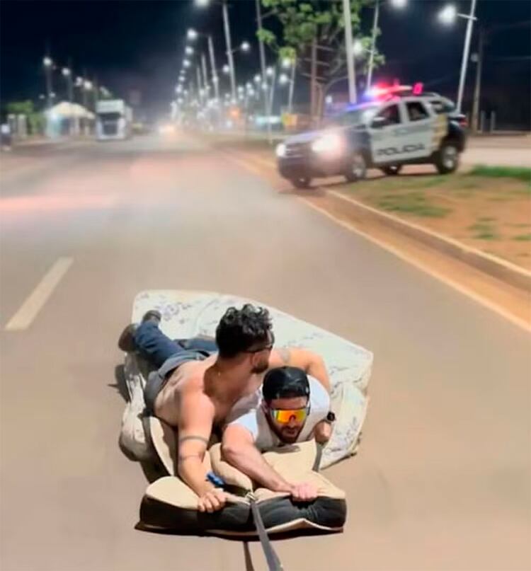 Ao 'surfar' com colchão puxado por caminhonete, Rincon arrumou problema com a polícia