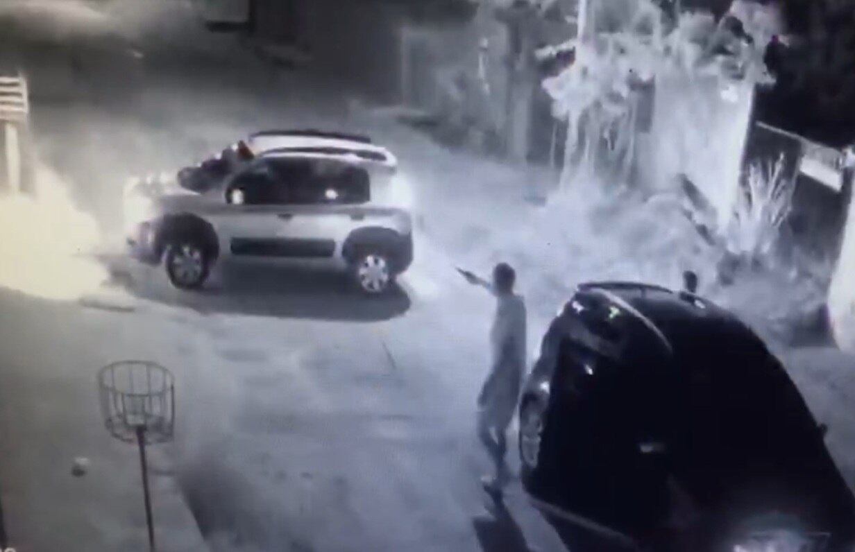 Criminosos assaltam carro na Ponta da Fruta, em Vila Velha