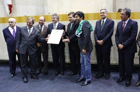 Em agosto, presidente do Palmeiras, Paulo Nobre, recebeu Medalha Anchieta, em festa que reuniu esportistas, artistas e políticos