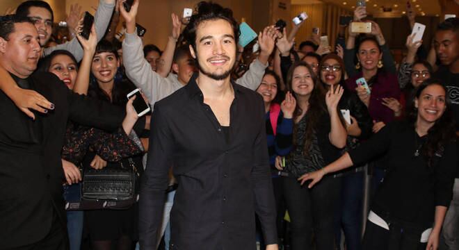 O cantor recebeu o carinho das fãs no evento que aconteceu no Cinemark