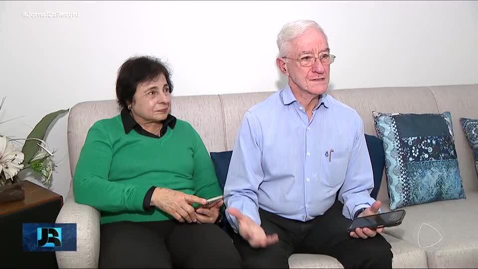 Depois de ser enganado, casal de Minas Gerais resolve ajudar outros idosos a não cair em fraudes