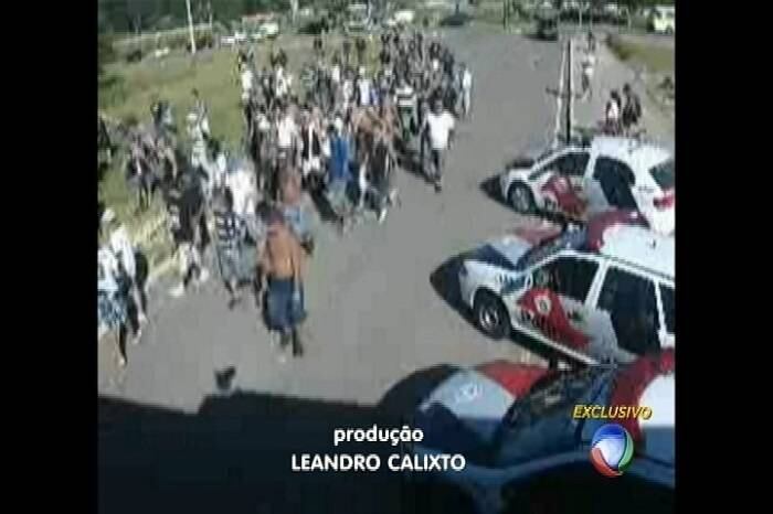 Revoltada, parte dos torcedores invadiu o CT do Timão e promoveu cenas de vandalismo 