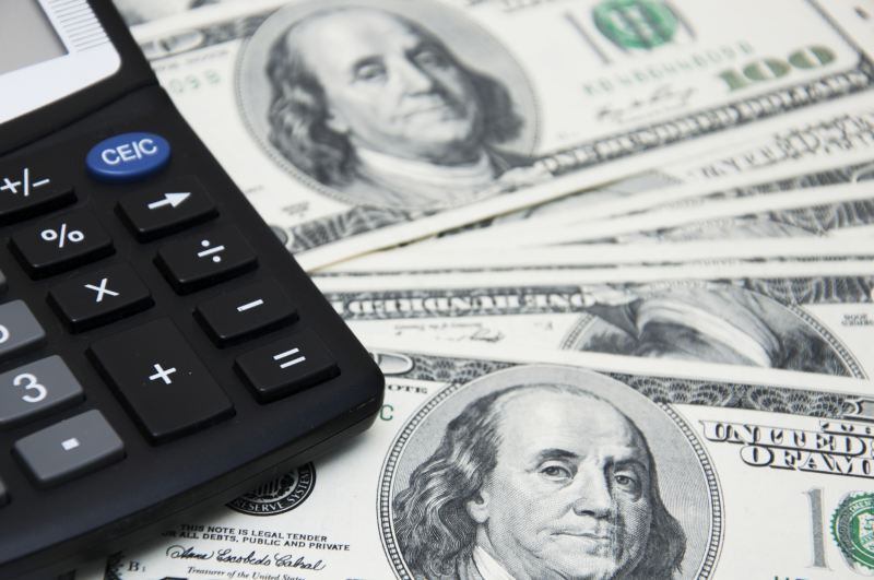 No exterior, o dólar caía ante uma cesta de moedas após 11 dias de ganhos consecutivos