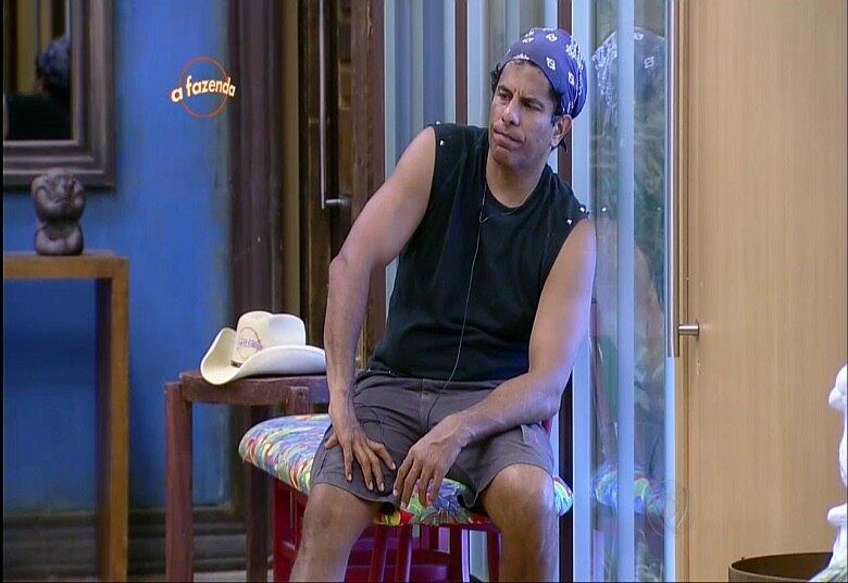 Luka passou a falar sobre a última festa de A Fazenda 8.

— Preferia que não tivesse tido aquela festa ontem, mas tudo bem

+ Quem você quer que vença A Fazenda? Vote quantas vezes quiser
+ Veja detalhes da polêmica envolvendo Douglas e Mara
+ História em quadrinhos mostra trajetória dos finalistas de A Fazenda 8
+ Douglas Sampaio e Luka Ribeiro elogiam Carla Prata: "Uma mulher com M maiúsculo"
+ Peões descansam como se não houvesse o amanhã
