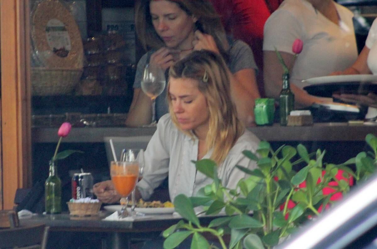 Carolina Dieckmann curte almoço no Leblon 