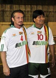 O ator Sean Penn posa ao lado do presidente da Bolívia, Evo Morales