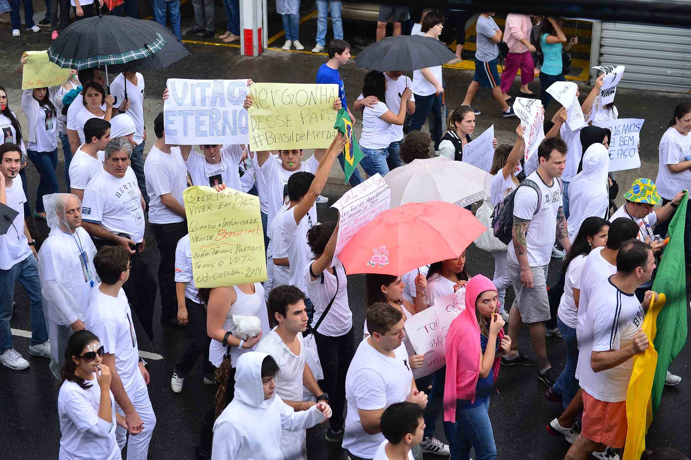 Na última quinta-feira (11), o governador Geraldo Alckmin (PSDB), disse
que o partido deve preparar um projeto com o objetivo de alterar o
Estatuto da Criança e do Adolescente, tornando mais rígidas as
punições a infratores com idade abaixo de 18 anos