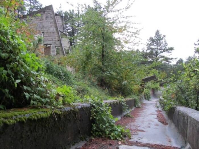 As construções, antes grandiosas e modernas, hoje encontram-se abandonadas ou destruídas