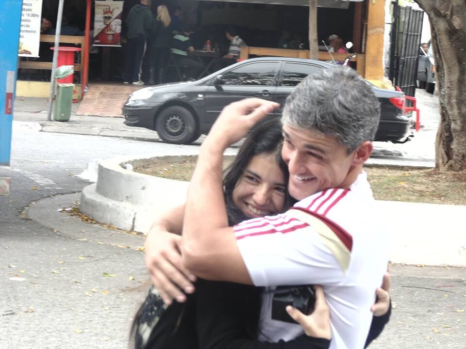 Já a mãe, ao publicar uma foto ao lado do pai no dia do casamento
dela, comentou: “É, pai, logo vou estar vendo seu genro na mesma posição que um
dia te vi. Nossa, nunca pensei que fosse tão difícil”