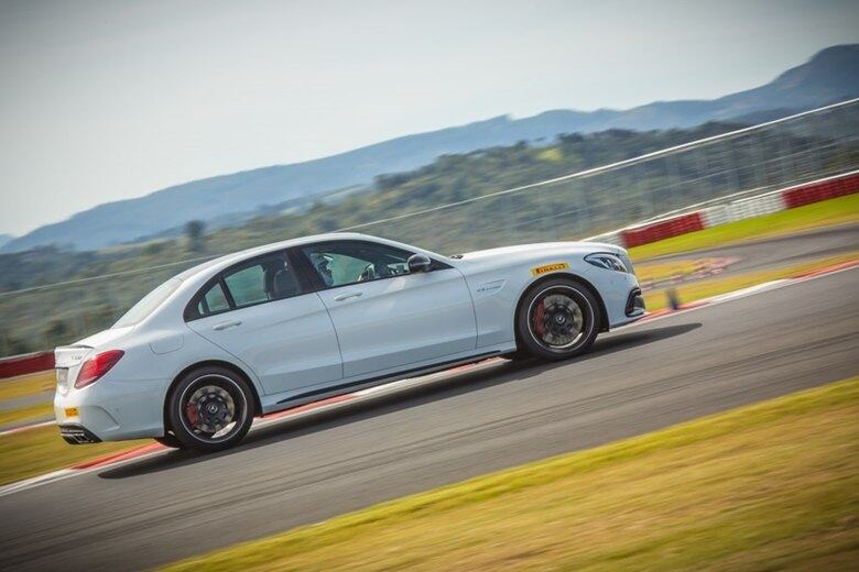 Sua aceleração dos 0 aos 100 km/h é feita em apenas apenas 3,4 segundos e atinge velocidade máxima de 300 km/h