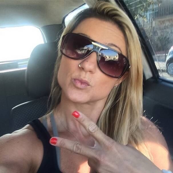 Fabiola, que era morena, aderiu aos cabelos loiros e se mostra um mulherão apesar dos 1,57 m de altura