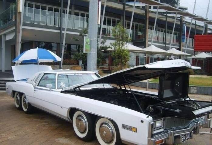 Quer enfrentar o calor em grande estilo? Que tal colocar uma banheira (e uma churrasqueira) dentro de um Cadillac? A ideia aparentemente absurda foi posta em prática em um enorme Eldorado 1977 de oito rodas, que foi customizado ao extremo e agora está à venda. CLIQUE AQUI e veja mais detalhes desta máquina

Saiba tudo sobre carros! Acesse R7.com/carros