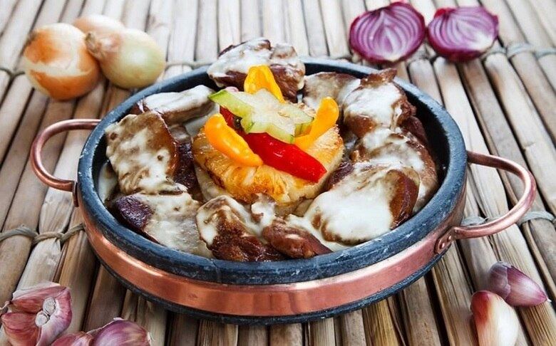 Bar do Tonho
Prato - Filé mignon de porco grelhado coberto com creme especial da casa. Acompanha abacaxi flambado. Decorado com estrela de carambola.
Endereço: rua Demétrio Ribeiro, 50 - Vera Cruz