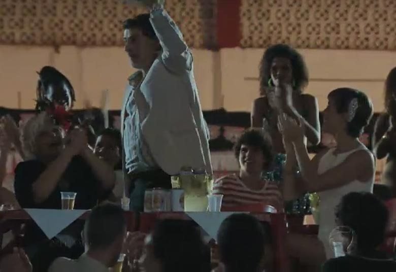 Lá vai ela, lá vai ela, com o herói da
trajetória
+ Ouça o samba enredo composto especialmente para a minissérie
+ 50 kg mais magro, André Mattos entrega segredo do emagrecimento
+ História de amor interrompida! Entenda a relação entre o governados Guido e Dora