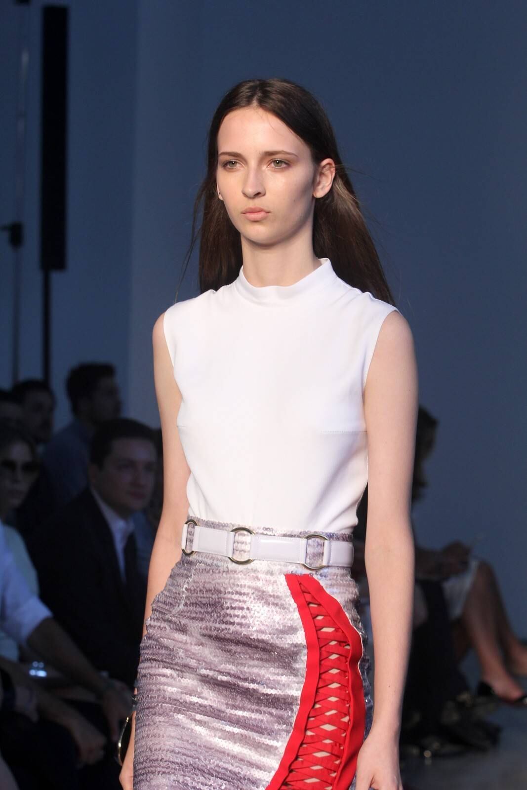 O segundo dia de desfiles da temporada inverno 2015 da São Paulo Fashion Week começou com a coleção do estilista Pedro Lourenço, nesta terça-feira (4). As modelos entraram na passarela após uma hora de atraso e vestiram peças feitas de diferentes materiais, que iam desde os trabalhos com paetês até detalhes com argolas de meta. Além dos casacos e saias que deram um ar sexy à coleção, as sandálias com saltos largos, arredondados e amarrações no tornozelo também foram destaque na passarela
