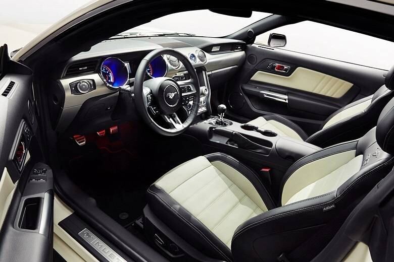Além da numeração, o interior do Mustang 50th Anniversary recebeu bancos bicolores e acabamento diferenciado