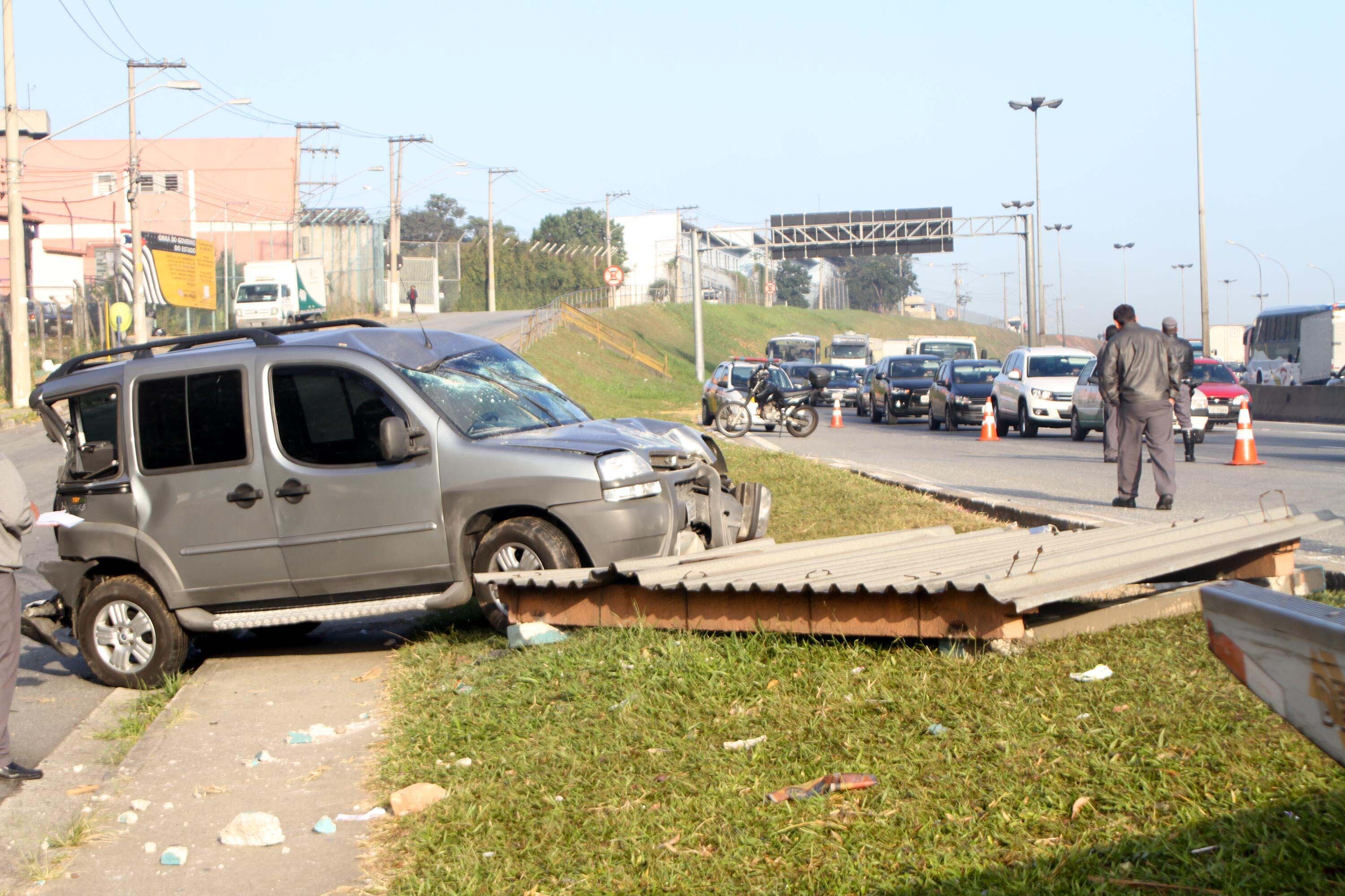 Carro bateu em ponto de ônibus após se envolver em acidente com coletivo na rodovia Raposo Tavares