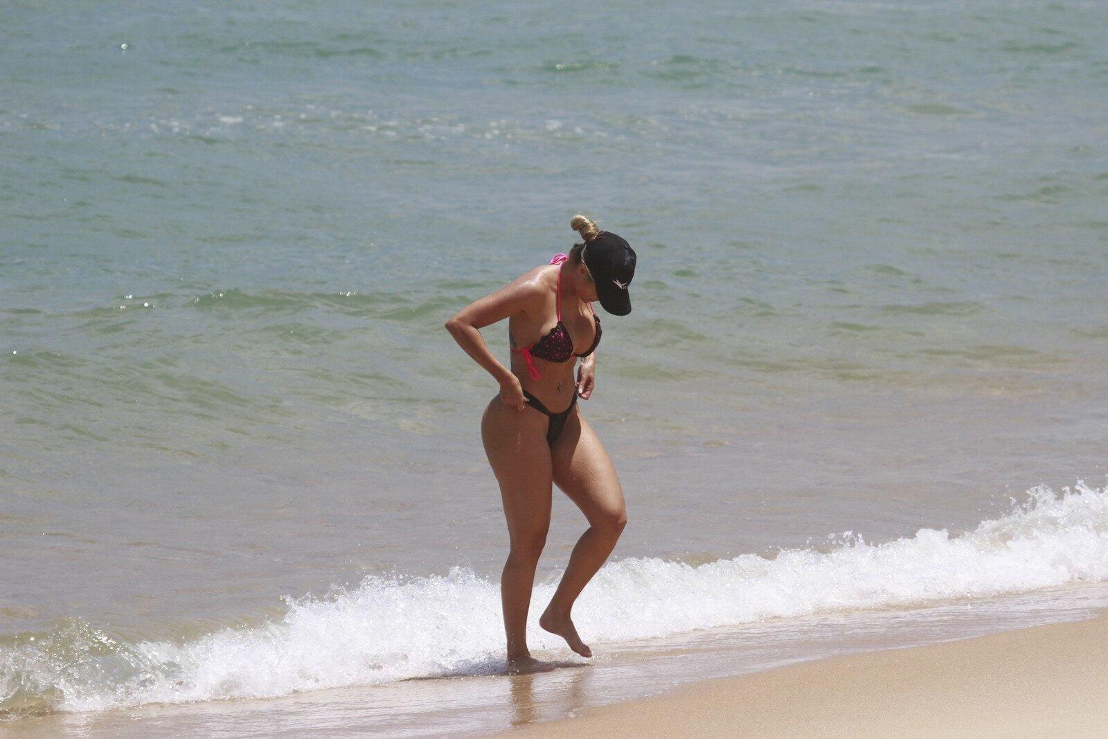 Aryane deu uma ajeitadinha no biquíni