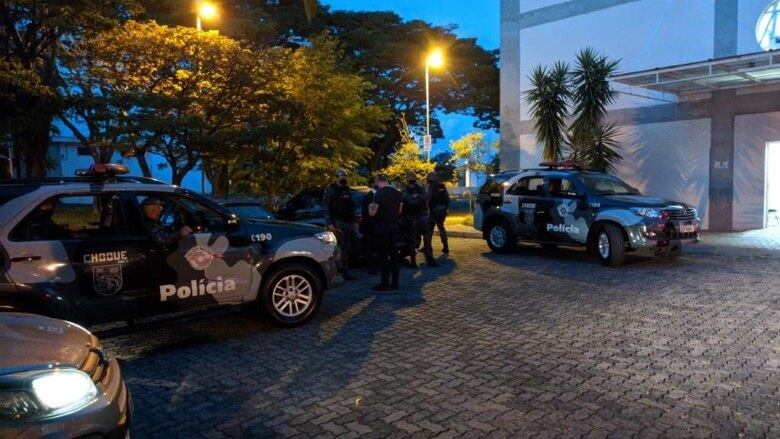 Major somente deixou o local quando os policias colocaram as máscaras brancas