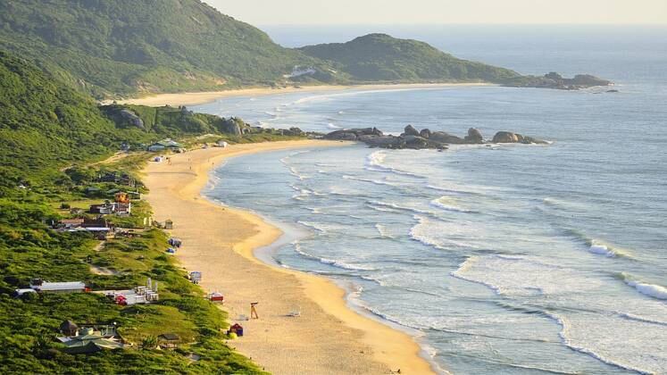 Praia
Mole 


Quem vai a esta praia pode esperar por muito agito. Lugar de badalação, é um dos points preferidos dos surfistas por conta das ondas fortes 