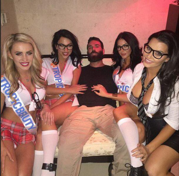 O 'Playboy do Pôquer' tem vários gostos, mas ele faz questão de mostrar que as mulheres estão no topo de suas preferências
