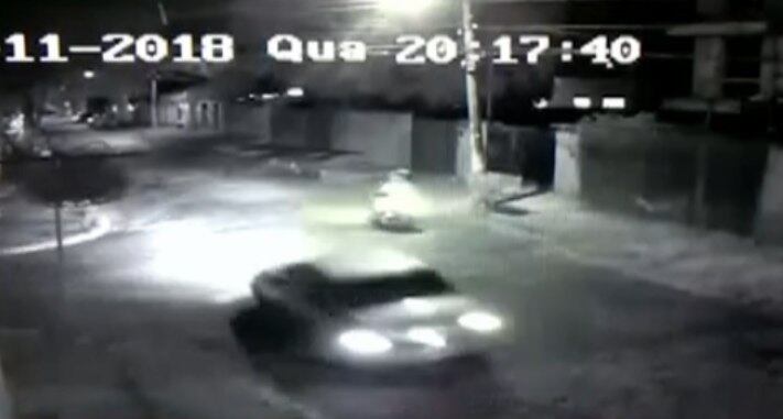 Adolescentes atropelam casal durante
tentativa de fuga em Betim. De acordo com a PM, os três
suspeitos estavam em um veículo roubado. Eles estariam fugindo depois de
assaltar uma pedestre que acionou o 190   