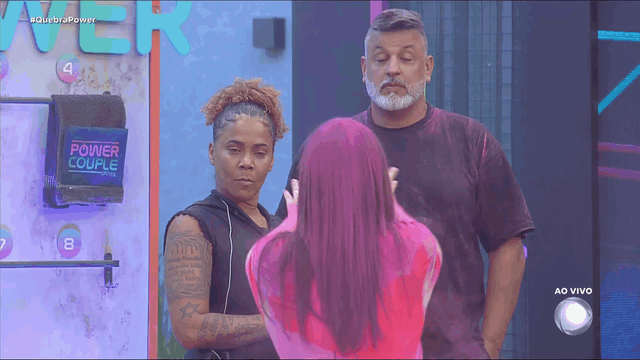 Reprodução em GIF/Sílvia acredita que Francine inverteu situação para prejudicar casal | Power Couple (05:30)