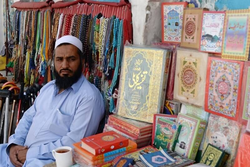 Vendedor espera por
clientes em mercado de Cabul, Afeganistão, em preparação para o Ramadã