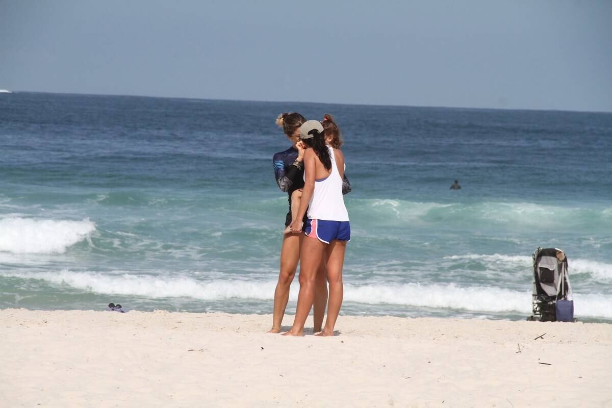 Grazi Massafera curtiu dia de sol na Barra da Tijuca