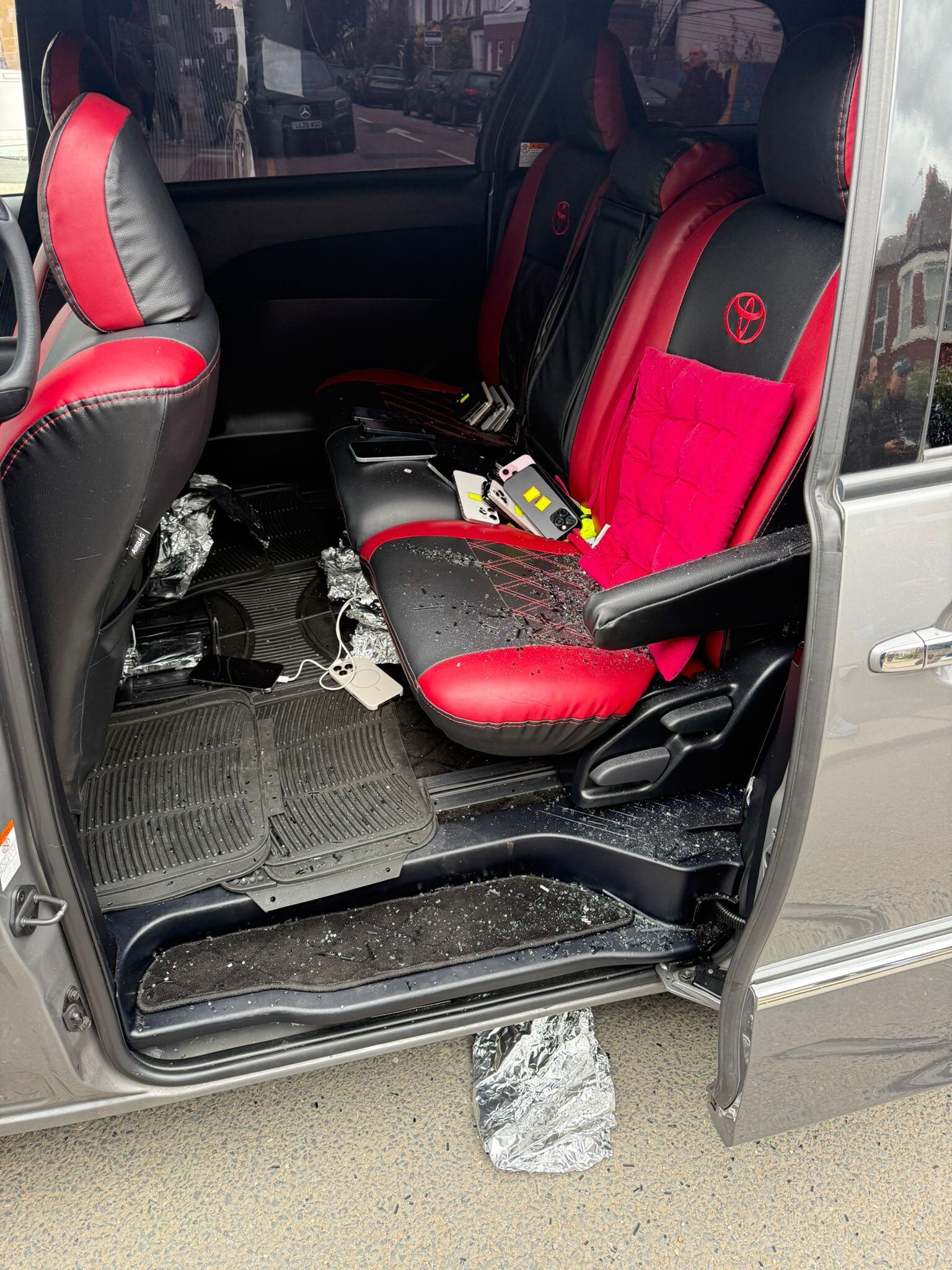 No carro dos suspeitos havia dezenas de celulares embrulhados em papel-alumínio