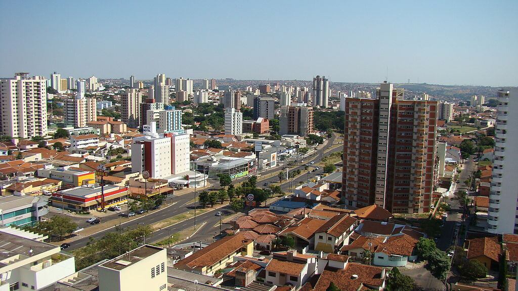 Encantado com o futebol desde muito pequeno, Pelé se mudou com a família para Bauru, em São Paulo, onde começou sua carreira no esporte.