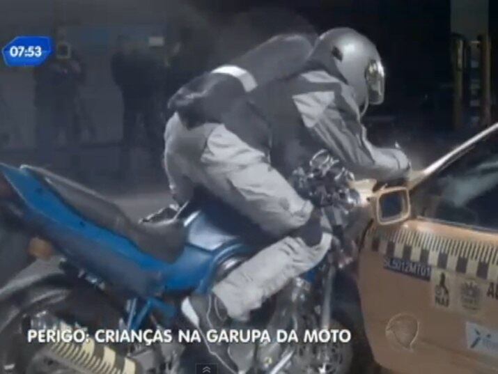 Imagens de uma simulação de batida
com motocicletas mostra o estrago que um impacto pode causar, o acidente pode
ser fatal
+ SP no Ar ensina em reportagem especial como motoqueiros podem evitar acidentes
+ Saiba como se proteger em casos de roubos de motos
+ Veja a maneira correta de transportar crianças em motos