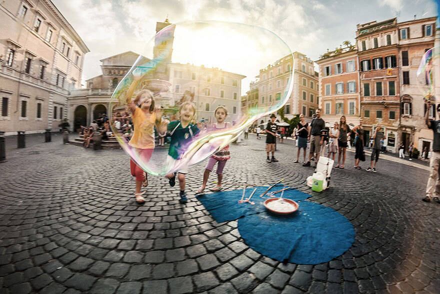 Sabe aquela música do inesquecível Molejão "Brincadeira de criança, como é bom"? Para mostrar que essa letra é pura poesia, o site americano BoredPanda reuniu uma série de fotos da garotada se divertindo ao redor do mundo. O que elas têm em comum? A alegria e o sorriso no rosto. Veja as melhores imagens