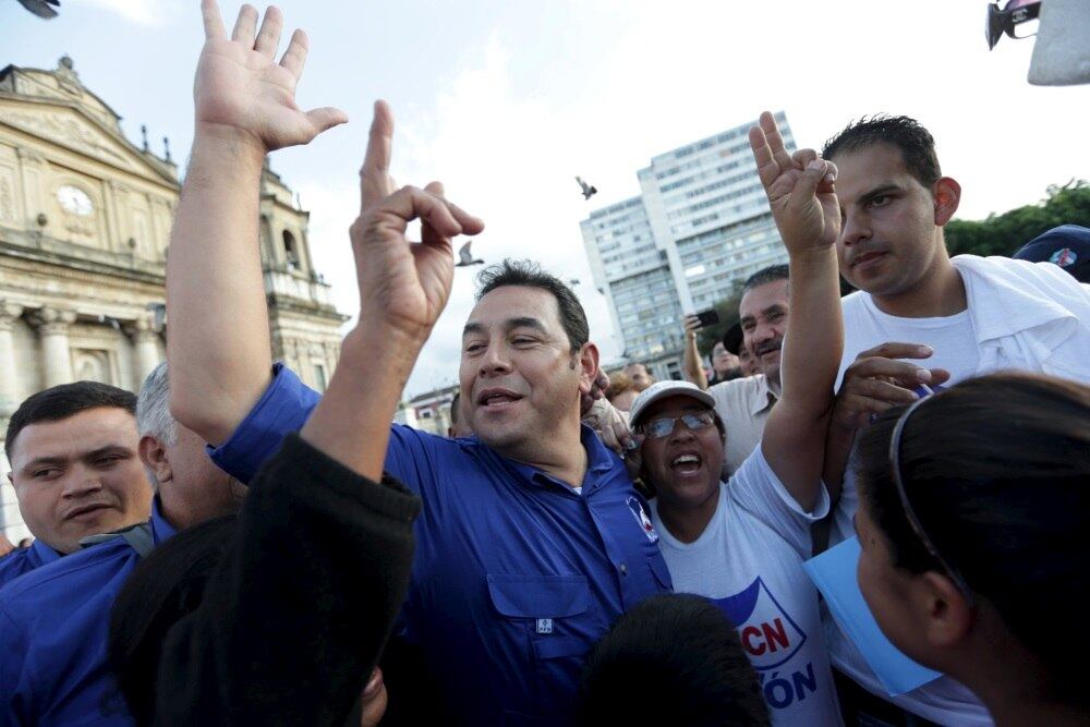 Na Guatemala, um ex-comediante de televisão sem experiência de governo está prestes a vencer as eleições presidenciais da Guatemala neste domingo, depois que um escândalo de corrupção derrubou o último líder do país e alimentou a indignação dos eleitores com o establishment político.
Prometendo um governo limpo, Jimmy Morales (foto), de 46 anos, cresceu nas pesquisas desde que um inquérito sobre um escândalo alfandegário multimilionário levou à renúncia e à prisão do presidente, Otto Pérez.
Pesquisas eleitorais mostram que Morales deverá vencer facilmente a ex-primeira-dama Sandra Torres, que também prometeu combater a corrupção, mas que é vista pela maior parte dos eleitores como parte da velha ordem política