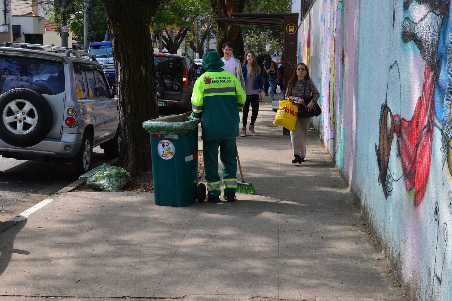 Pedro Vanalli, 33,
professor que votou no Colégio Romeu de Moraes, acho que neste ano, a sujeira foi maior:

— Estava bem cheio de
santinhos. Esse ano eu achei que tinha mais do que nas outras eleições