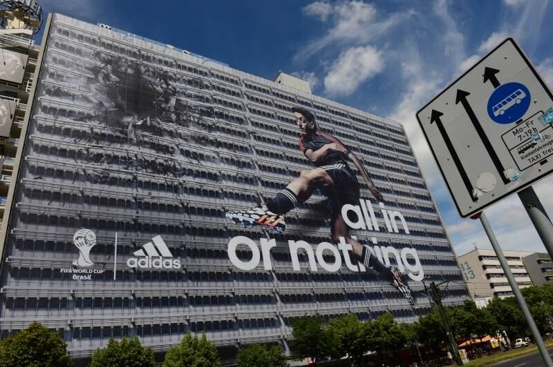 

Propaganda gigante em
Berlim, Alemanha, mostra o jogador alemão Mesut Oezil com os dizeres “Tudo ou
nada”. O cartaz está em frente ao prédio do Berliner Zeitung, um importante
jornal alemão



