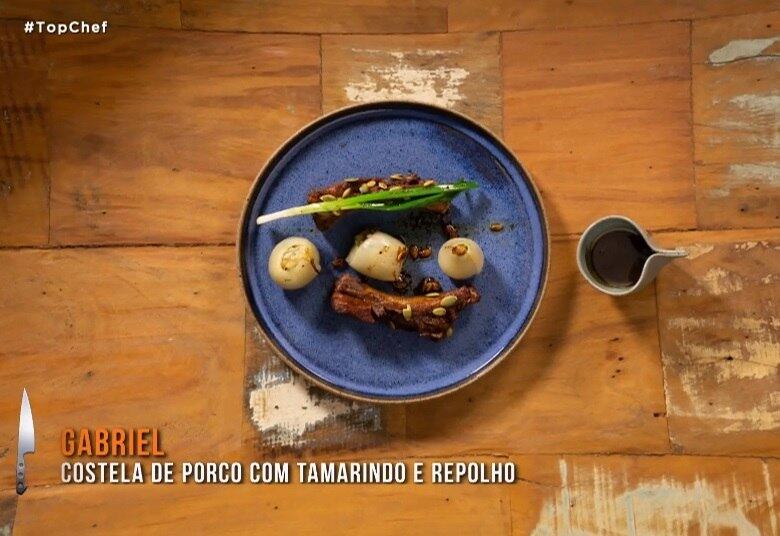 Na prova na qual eles precisavam trabalhar com carne de porco, Gabriel apostou na combinação da proteína com tamarindo e repolho. O prato foi bastante elogiado pelos jurados, inclusive Jefferson Rueda