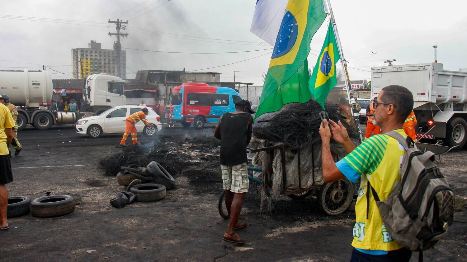 Manifestantes fecham a rodovia RJ-493, na altura do município de Itaboraí (RJ)