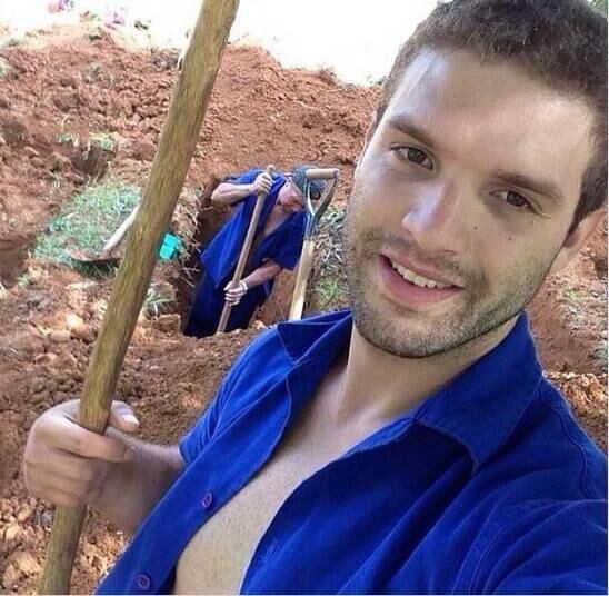 Outra descoberta, logo em seguida, foi Isaac Deyson, um rapaz de 22 anos que estudou engenharia civil – mas não completou os estudos – e trabalha como coveiro em um cemitério na capital paulista 


+ Assista à chamada do concurso!

+ Clique aqui para participar do concurso

+ Aproveite e confira as matérias do programa Domingo Show

+ Já curtiu a página do Domingo Show no Facebook? É só clicar!

+ Siga o Domingo Show no Twitter e receba todas as notícias do programa